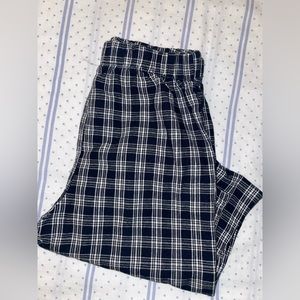 Super cute Navy Gigham pants 🫖fit size XS/S best! I’m a size 24-25 in pants :)